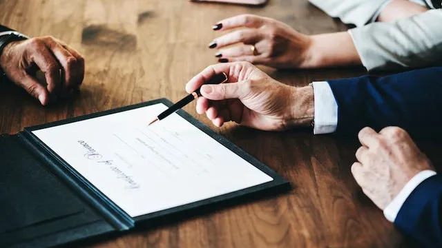 image of contract being explained
